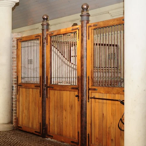 Laake_Horse-Stall-Front-Gut-Einhaus-Example-door
