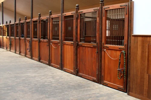 Laake_Horse-Stall-Front-Gut-Einhaus-gallery-2