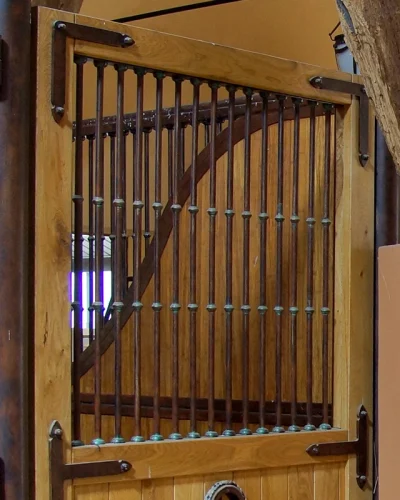 Laake_Horse-Stall-Front-Gut-Einhaus-iron-bars