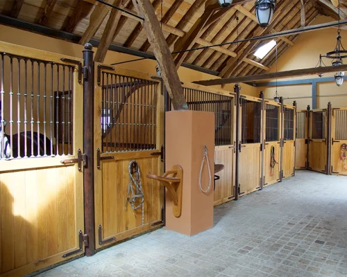 Laake_Horse-Stall-Front-Gut-Einhaus