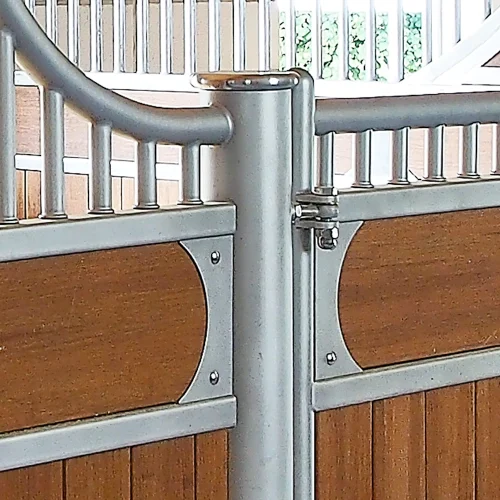 Laake_Horse-Stall-Front-Gut-Roest-custom-column-caps