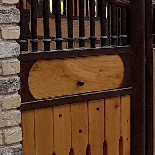 Laake_Horse-Stall-Front-Polderhof-example-1-crossboard-tilting-hatch