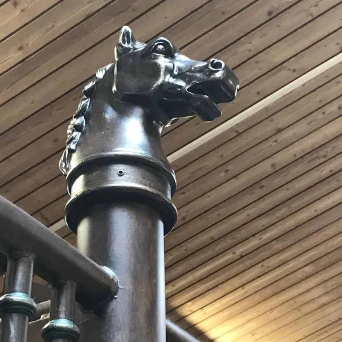 Laake_Horse-Stall-Front-Polderhof-example-2-horse-head-pillars