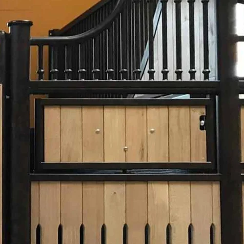 Laake_Horse-Stall-Front-Polderhof-example-2-pivoting-feeding-trough