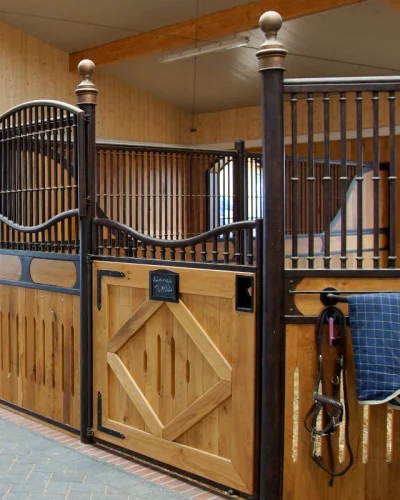 Laake_Horse-Stall-Front-Polderhof-lookout